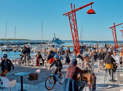 Nobblesnerin satama-alue ja ihmisiä.