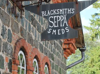 Sepän kyltti Leineperin ruukilla.