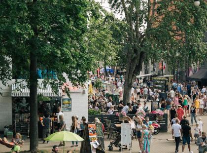 Ihmisiä Telliskiven aukiolla.