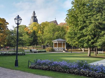 Naantalin kesäinen kirkkopuisto.