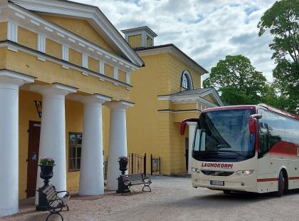 Launokorven bussi Wiurilan kartanon edessä.