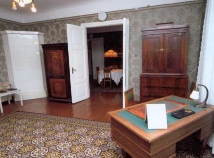 A.H. Tammsaare museon huone.