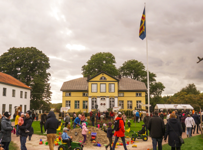 Ahvenanmaalaisen tilan pihalla ihmisiä.