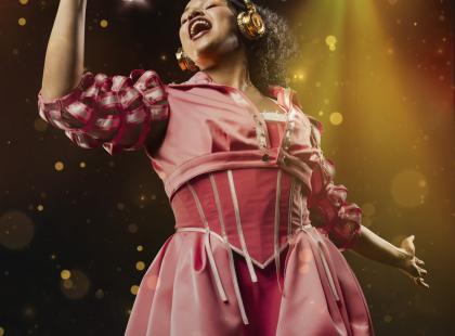 & Julian päähenkilö laulaa mikkiin.