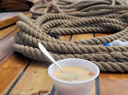 Keittoa ja saaristolaisleipää.