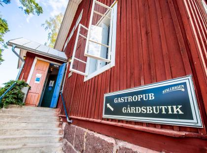 Pub Stallhagenin punainen puutalo.