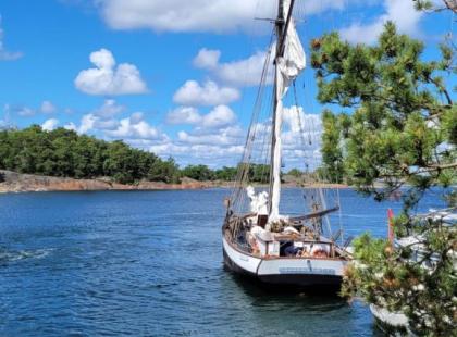 m/s Eugenia ankkuroituna saaristossa.