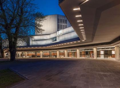 Helsingin Kaupunginteatteri ulkoa.