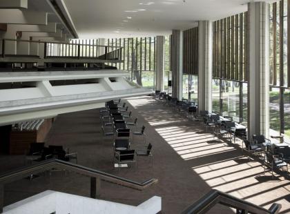 Helsingin Kaupunginteatterin aula isoilla ikkunoilla.