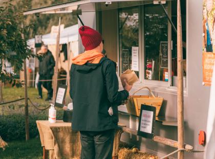 Ihminen Bostaholmin tilan burgerivaunulla.
