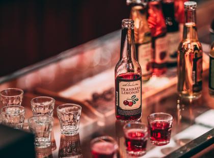 Amalias Limonadfabrikenin puolukkalimonadipulloja.