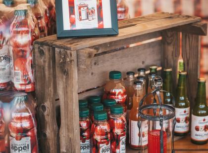 Ahvenanmaalaisia omenamehupulloja.