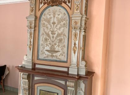 Koristeellinen kakluuni Kulosaaren kartanossa.