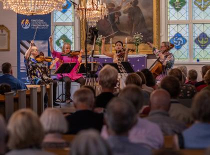 Jousikvartetti ja yleisö.