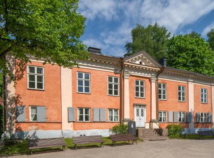 Kulosaaren kartanon kivinen rakennus.