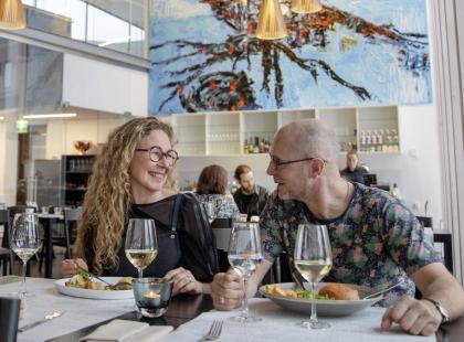 Kaksi henkilöä syömässä Ravintola Göstassa.