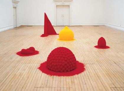Anish Kapoorin teos: To reflect an intimate part of the red.