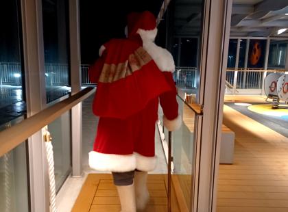 Joulupukki Finnlinesin laivan kannella