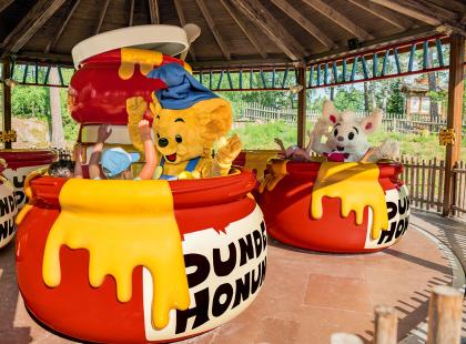Kolmården, bamse huvipuistolaitteessa.