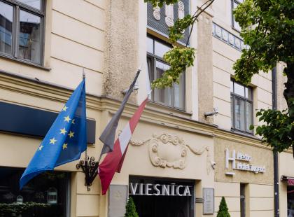 Hestia Hotel Jugend, sisäänkäynti.